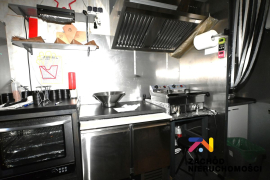 Kiosk w centrum z wyposażeniem gastronomicznym